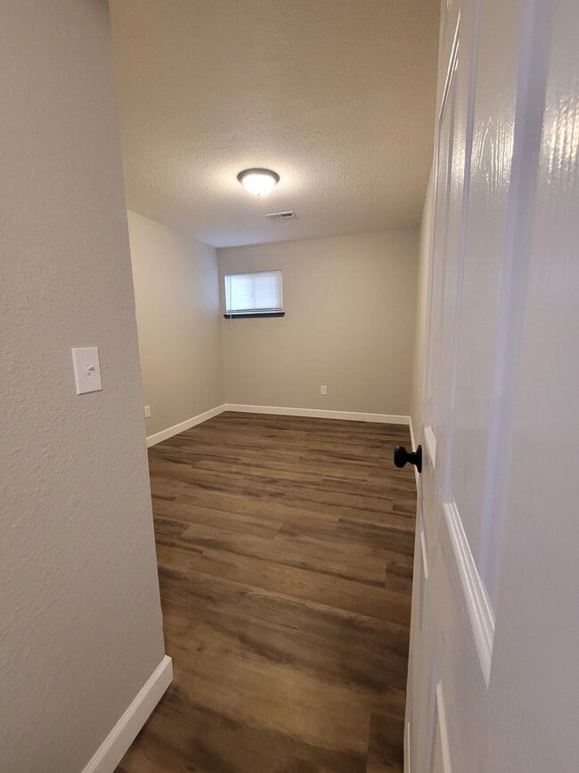 Building Photo - FULLY REMODELED 2 Bedroom Apartment