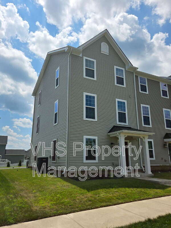 Building Photo - 3201 Jefferson Blvd