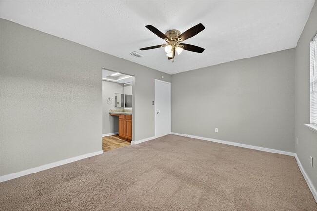 Building Photo - 10402 Gulfstream Ln