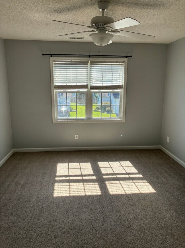 Building Photo - Delightful 2 bedroom 2.5 bath located in Hubert. Just a short drive to Camp Lejeune, area beaches...