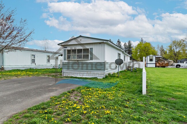 Building Photo - 2 Bedroom 2 Bath Home with Off-Street Park...