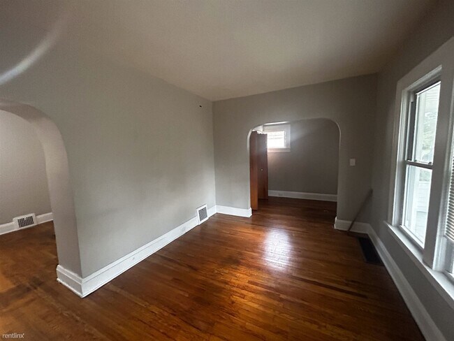 Building Photo - 2 br, 1 bath Duplex - 390 East 162nd Stree...