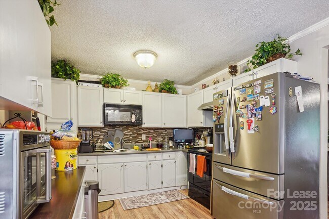 Building Photo - 6800 Deanwood Pl