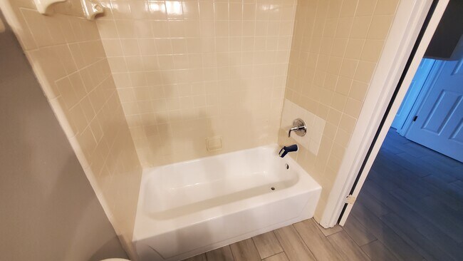 Building Photo - 1711 Lakewood Ave