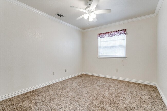 Building Photo - 719 Koen Ln