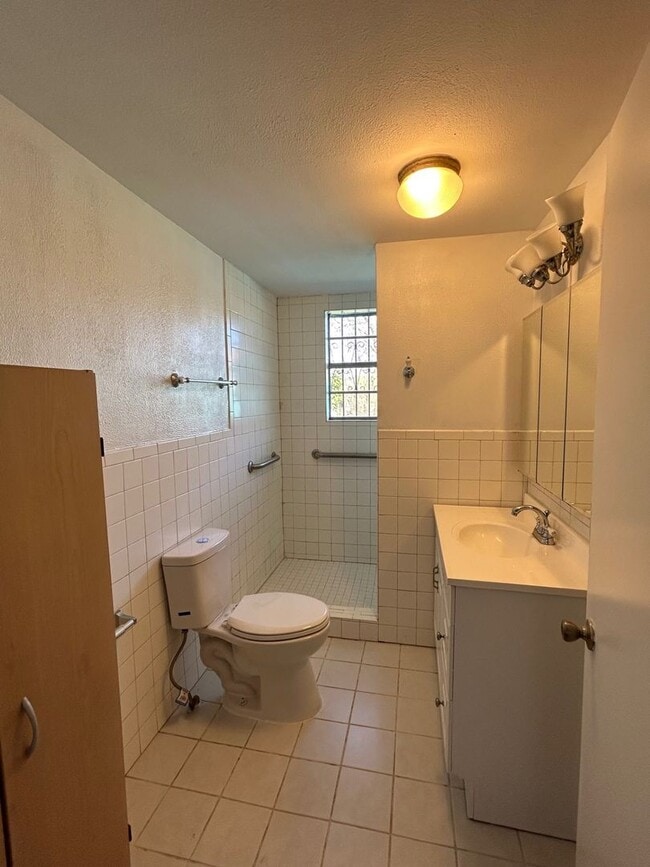 Building Photo - 2BED/2BATH Charming Home Minutes from Down...