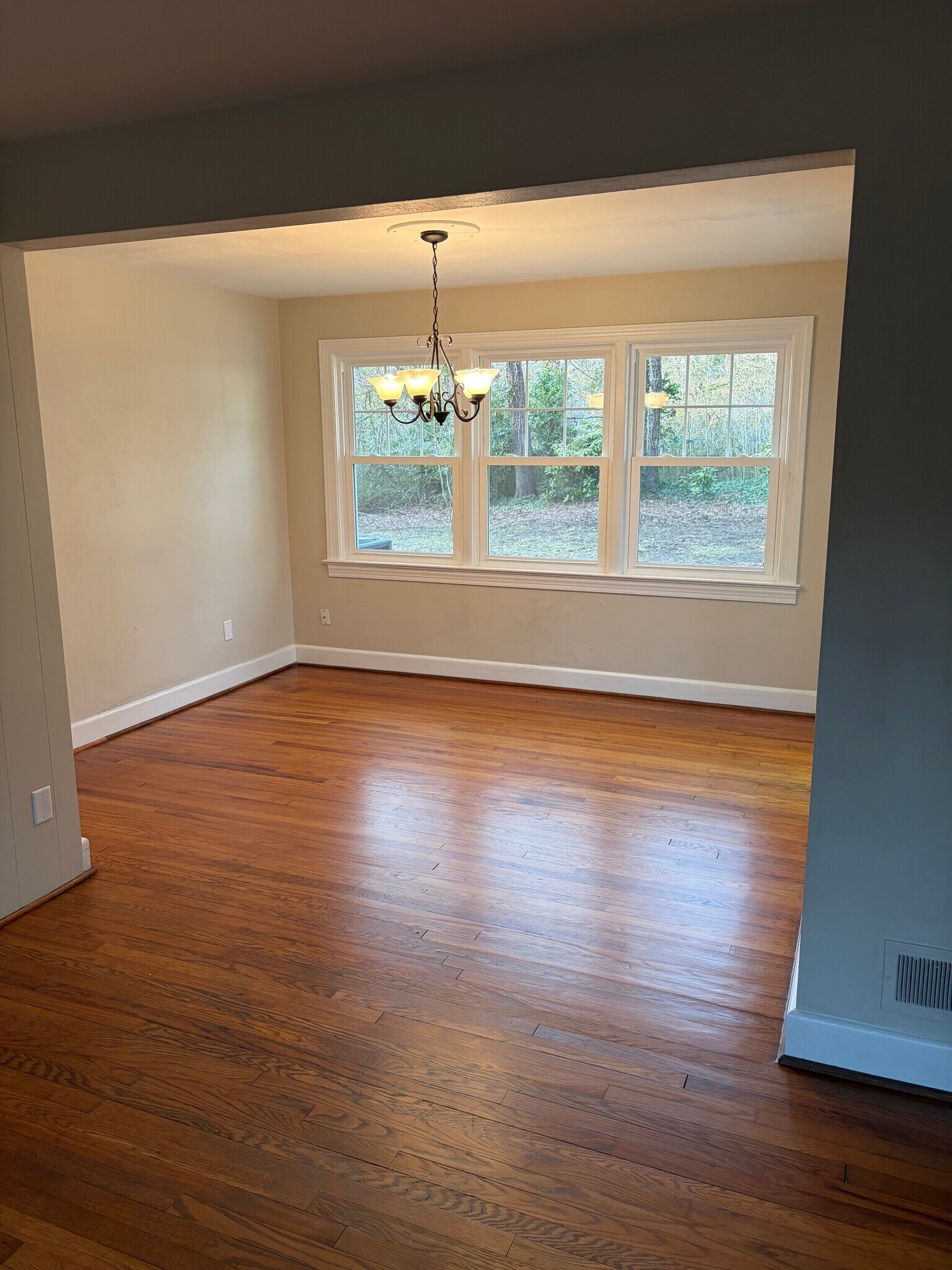 Building Photo - 536 Cavalier Dr