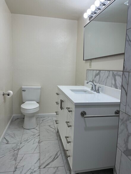 hall bath - 607 E Oklahoma Ave