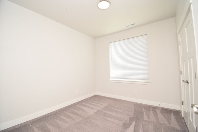 Building Photo - Bright 3 bed Condo with Pool, HOA, and Great Amenities!!