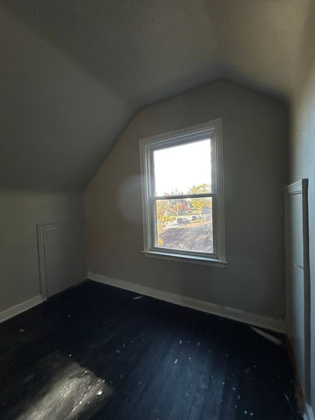 Building Photo - Charming 2-Bedroom, 1-Bathroom Home – $1,2...