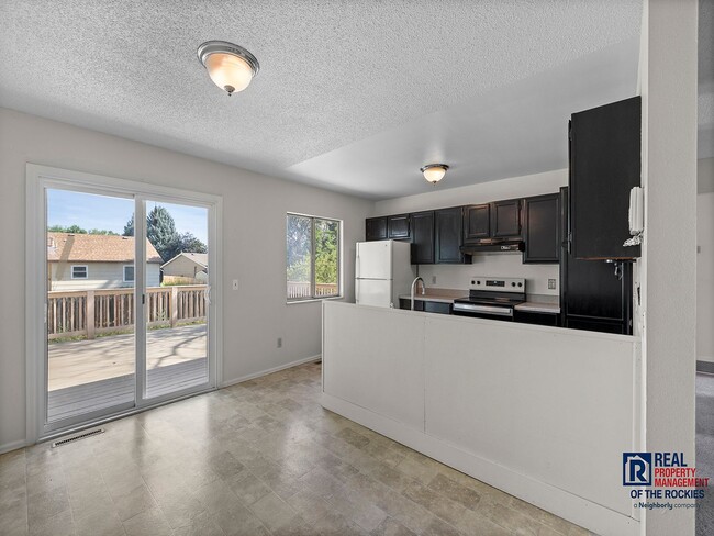 Building Photo - Beautiful & Bright Home in South West Fort...