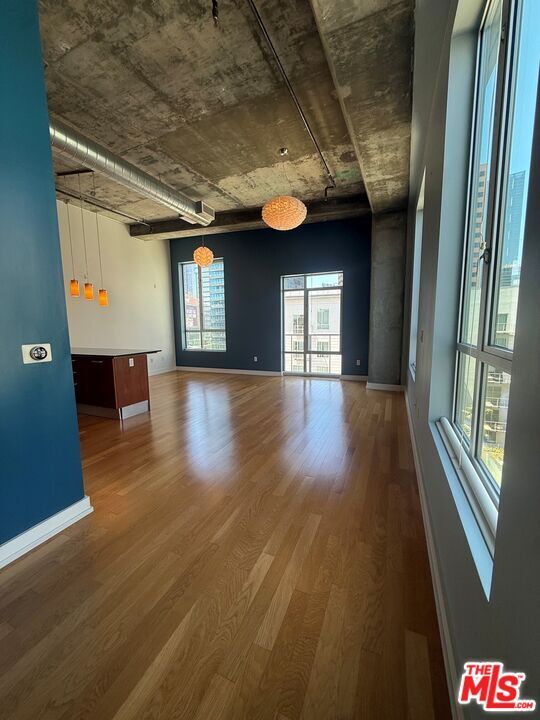 Building Photo - 645 W 9th St