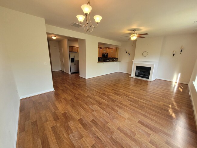 Building Photo - Gorgeous 3 bedroom, 2.5 bath townhome-styl...