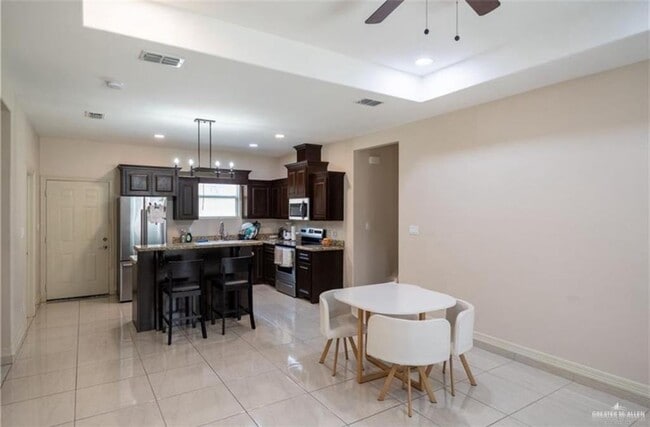 Building Photo - 304 S Ridge Ln