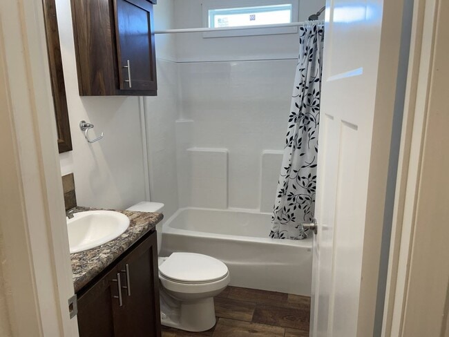 Building Photo - 5631 Pinecrest Dr