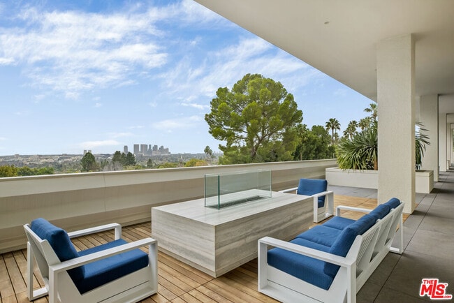 Building Photo - 9255 Doheny Rd