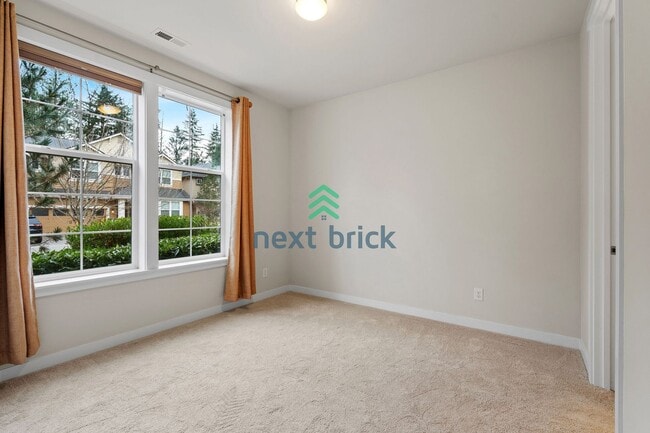 Building Photo - 5 BED & 3.5 BATH FOR RENT