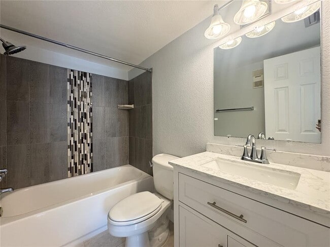 Building Photo - 723 115th Ave N