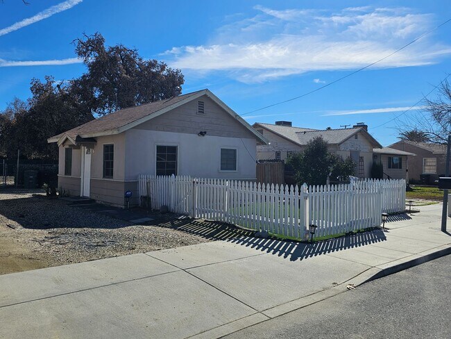 Building Photo - 1+ 1 Bed 1 Bath Cottage in San Jacinto $1425.00