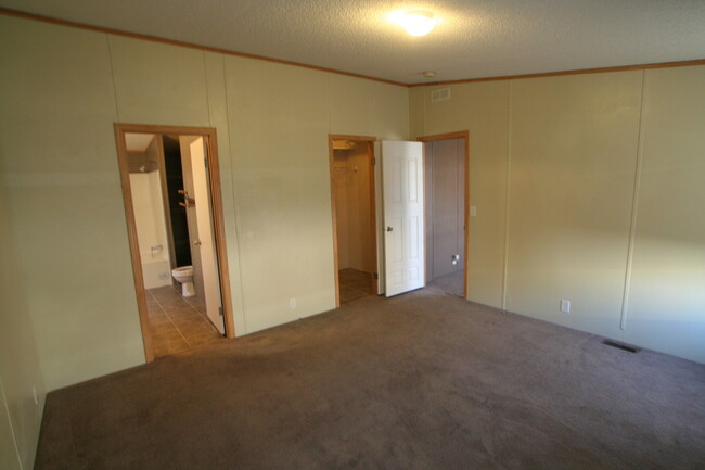 Building Photo - 3 bedroom 2 bathroom manufactured home