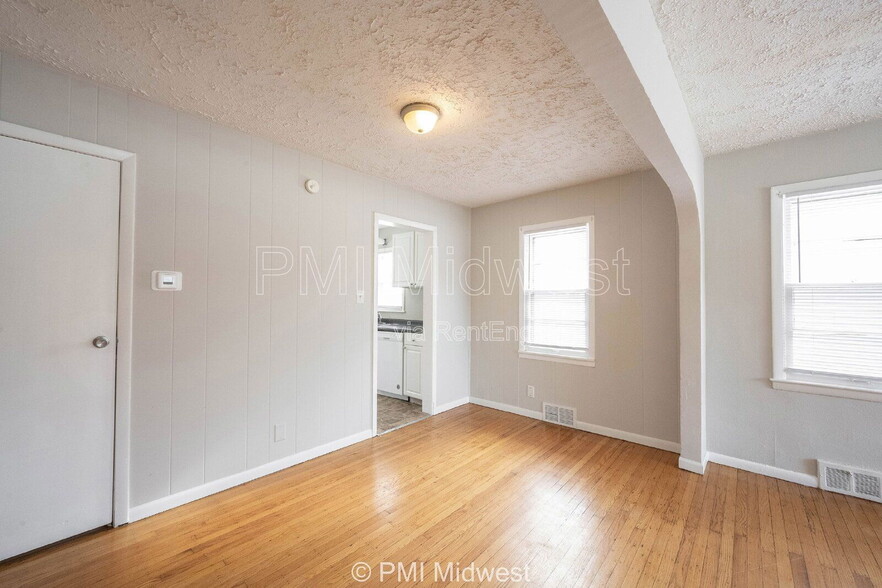 Building Photo - 5005 Indianola Ave