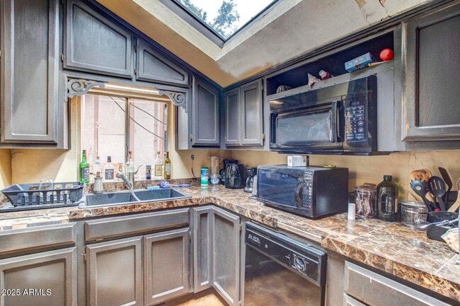 Building Photo - 100 E Glade Ln