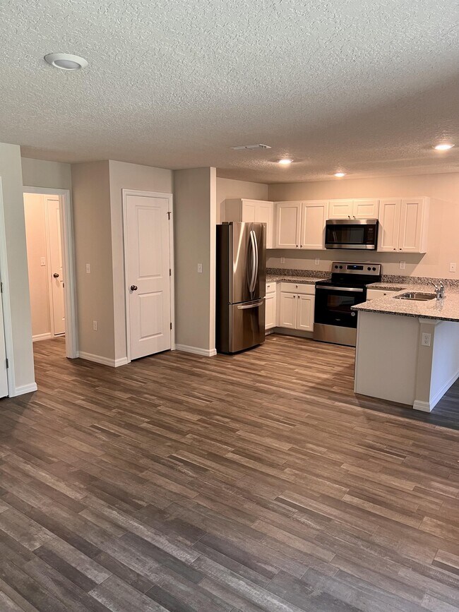 Building Photo - 6652 N Bedstrow Blvd