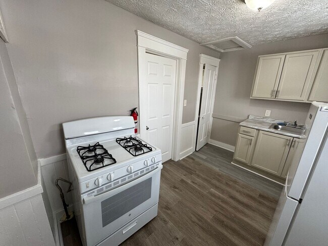 Building Photo - 3026 Monroe Ave