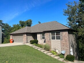Building Photo - Spacious 5 Bedroom with 2nd Kitchen