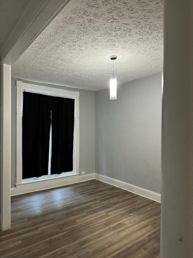 Building Photo - Three Bedroom One Bathroom Ready For ASAP ...