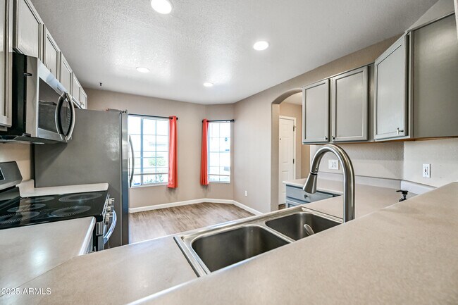 Building Photo - 757 E Wildhorse Dr