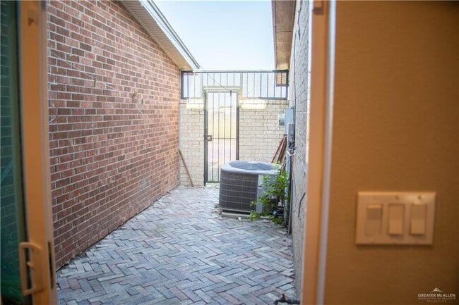 Building Photo - 18 S 41st St