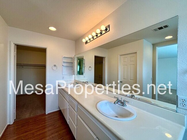 Building Photo - 14027 Silver Creek Way