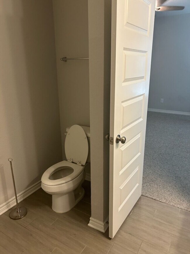 Building Photo - 4-bedroom 2-bathroom house for rent! HOUSING ACCEPTED!