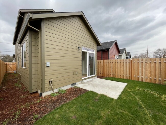 Building Photo - Modern 3b/2ba Energy Star Certified Home I...