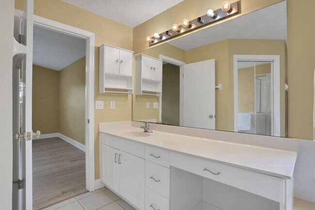 Building Photo - 3/2 in Pelican Bay