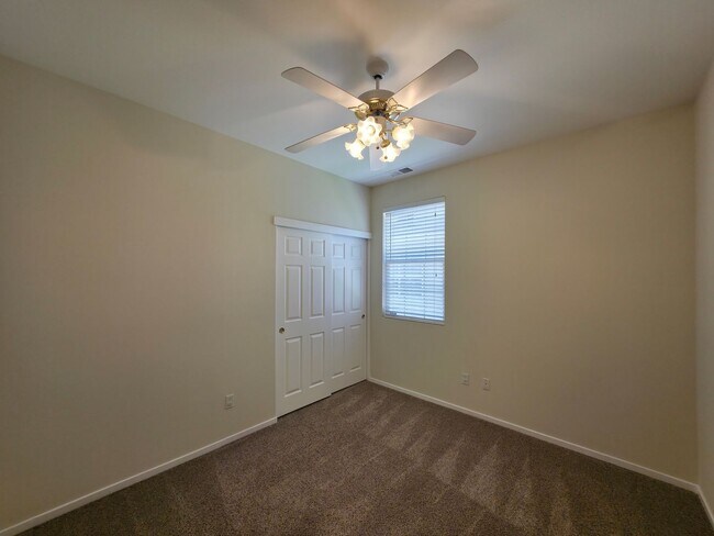 Building Photo - 2 bedroom 2 bath home, 2 car garage, in So...
