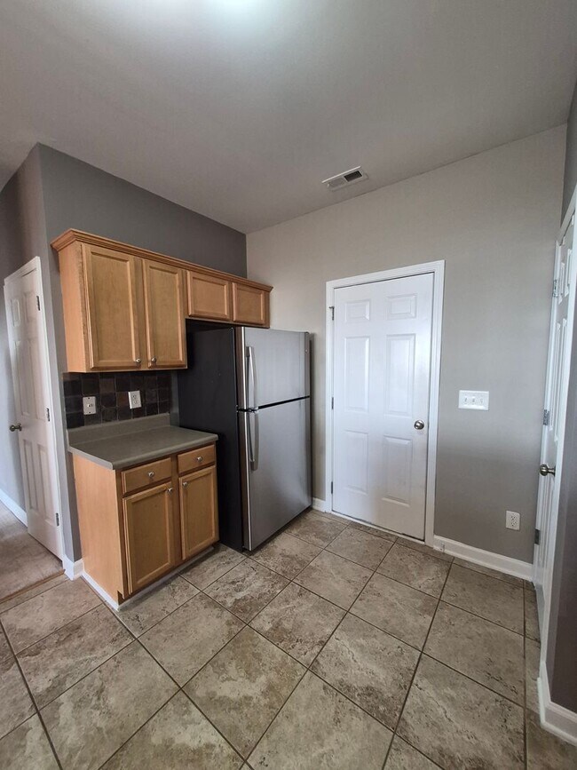 Building Photo - NEW LISTING!!!!!