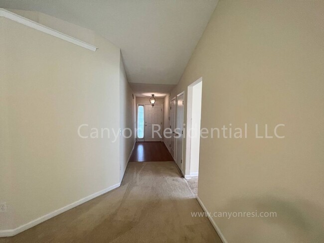 Building Photo - Beautiful 3b Room!Move in ready!