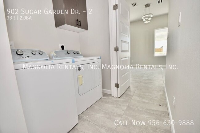 Building Photo - 902 Sugar Gdn Dr