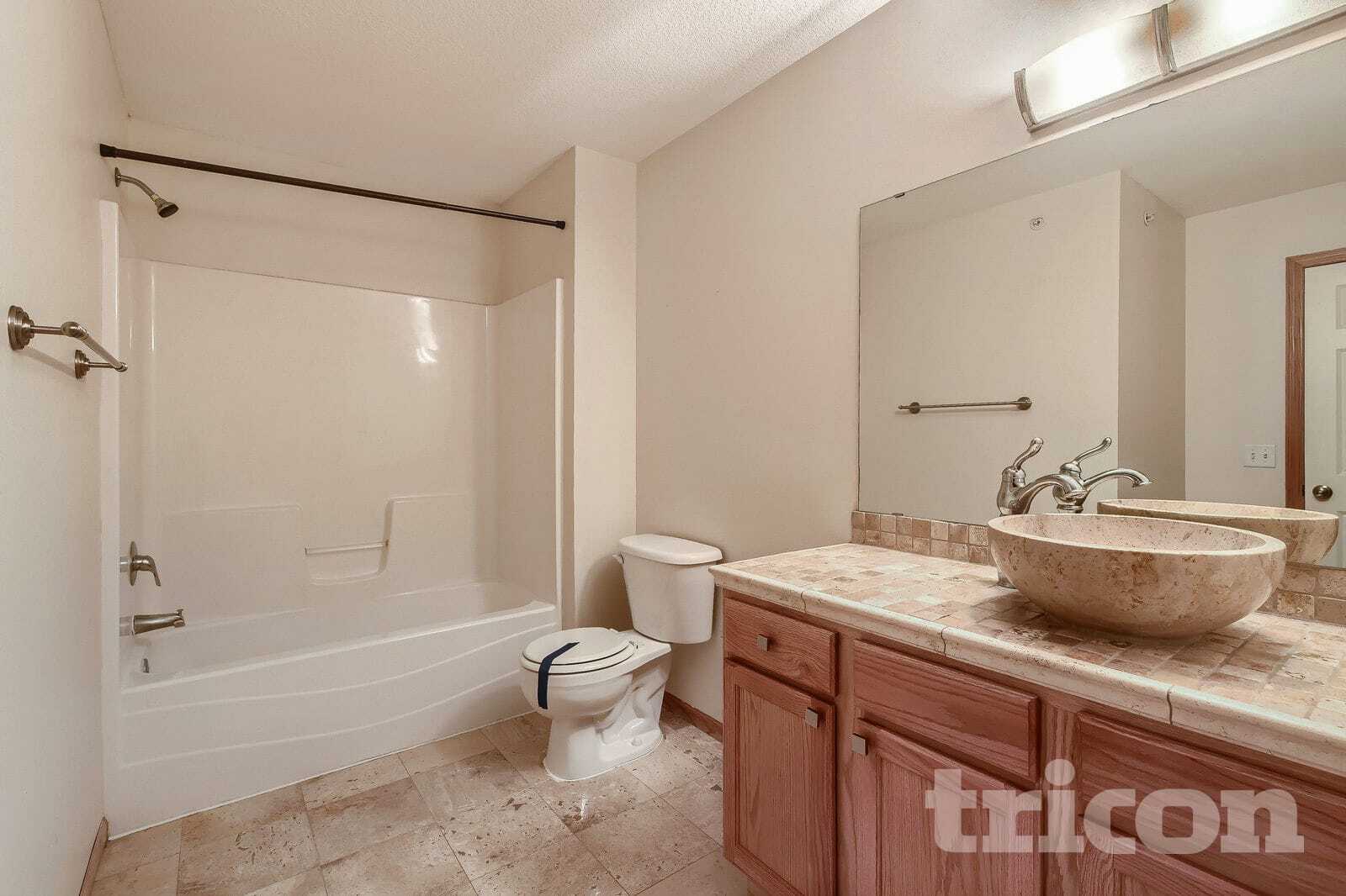 Building Photo - 7010 S Park Dr