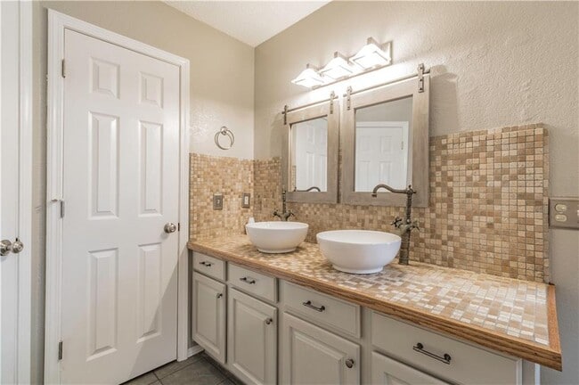 Building Photo - 1245 S Camellia Ln