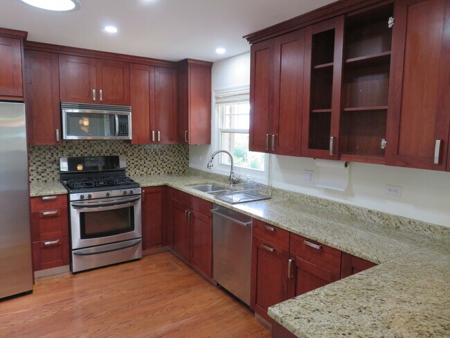 Building Photo - 932 Brantwood Ave