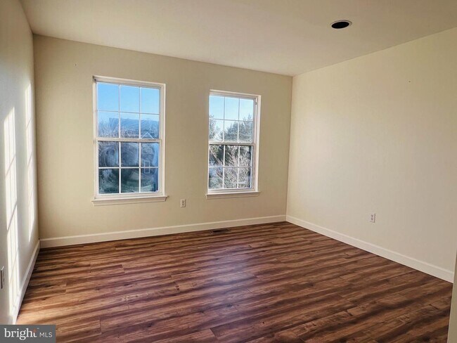 Building Photo - 102 Sweethollow Dr