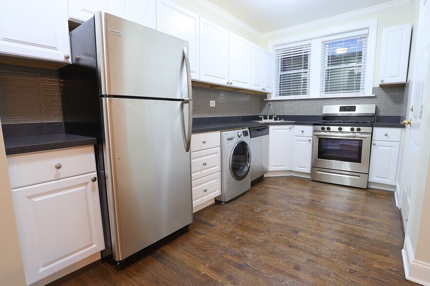 Building Photo - 3817.5 N Greenview Ave