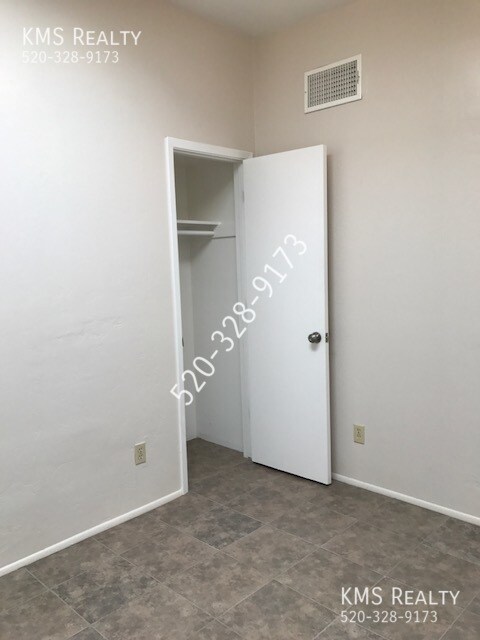 Building Photo - 4 bedroom 2 baths Town house - Drexel Road...