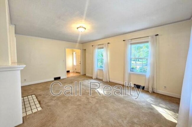 Building Photo - 1017 E Sharp Ave