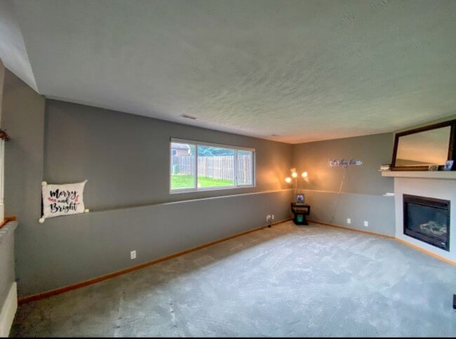 Building Photo - Spacious Elkhorn Three Bedroom!