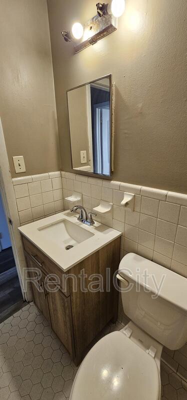 Building Photo - 605 Lake Rd