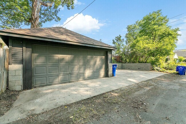 Building Photo - Updated 5 bedroom 2 bath single family house